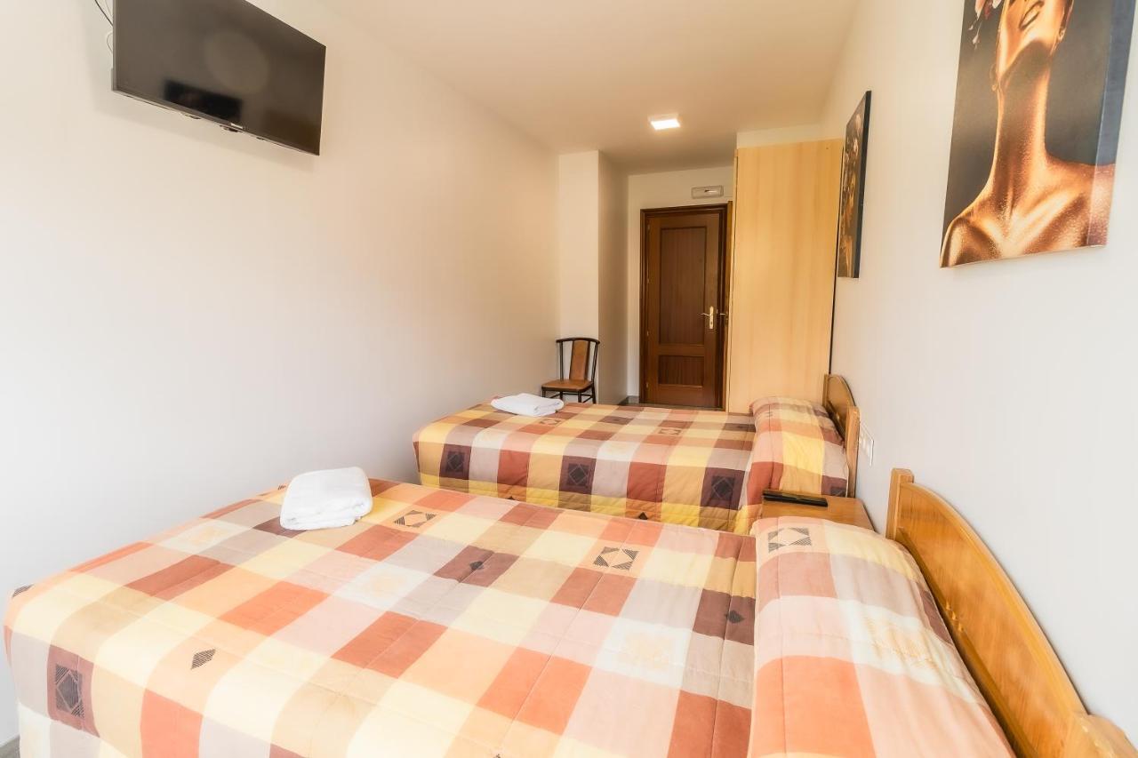 Hostal - Restaurante La Buena Villa By Vivere Stays Villalonquéjar エクステリア 写真