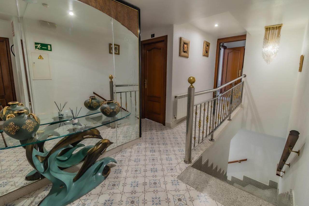 Hostal - Restaurante La Buena Villa By Vivere Stays Villalonquéjar エクステリア 写真